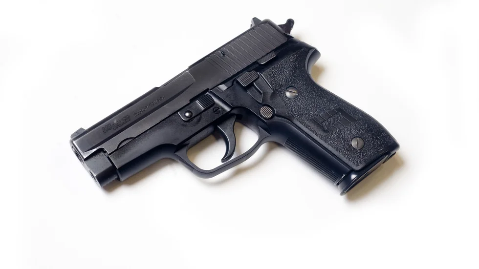 En man döms för vapenbrott samt brott mot vapenlagen. Pistolen på bilden har ingenting med pistolen på åkern att göra. 