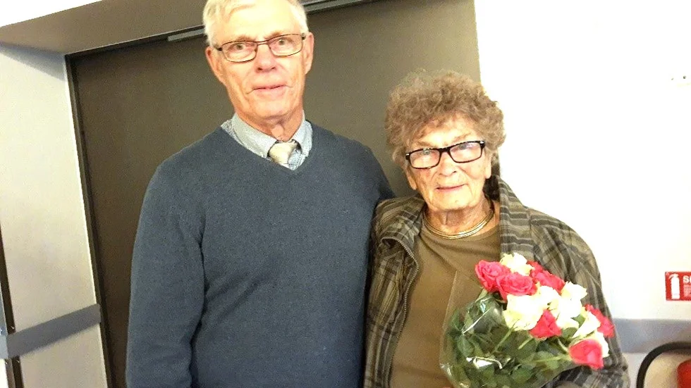 Arne Honkamaa överlämnade blommor till Gunnel Westman på HjärtLung:s medlemsmöte.