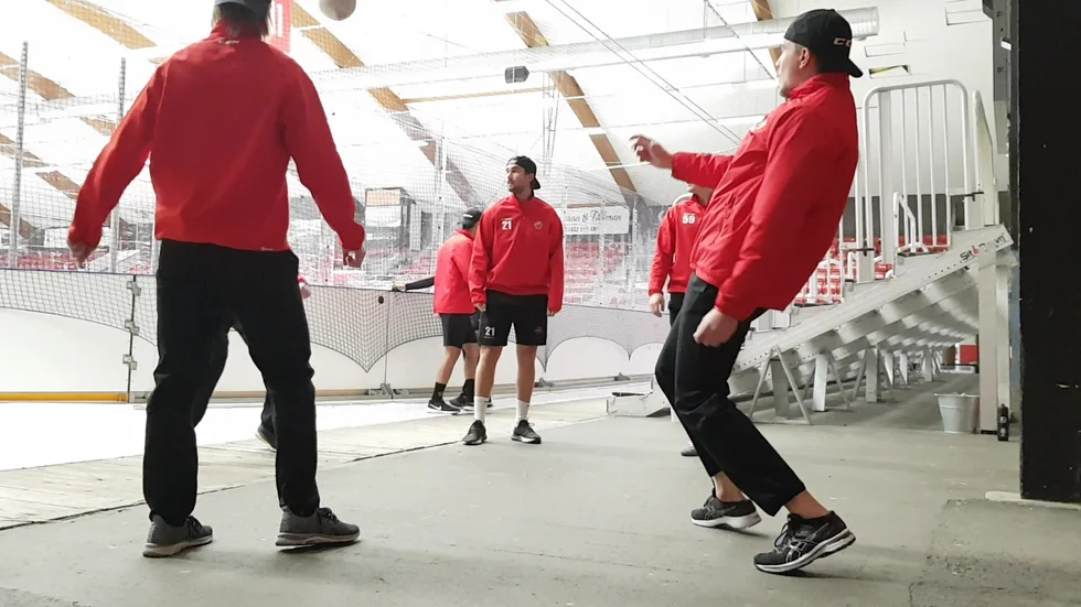 Almtuna och Johan Eriksson (i mitten) värmer upp i Upplands Bilforum Arena.