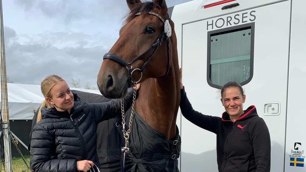 Emmy Carlsson (till höger) ska delta i Breeders för fjärde året i följd med samma häst, Longines. På grund av graviditeten fick systern Alice (till vänster) ta hand om träningen i tre månader.

