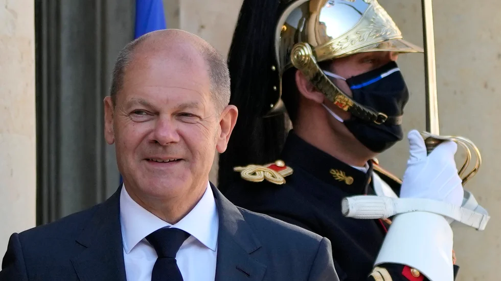Socialdemokraten Olaf Scholz – här vid ett besök hos president Macron i Paris – ser ut att kunna avancera från finansminister till förbundskansler, och efterträda Angela Merkel som nyckelperson i EU-samarbetet. 