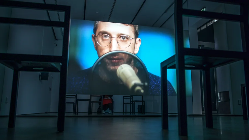 Konstnären Lawrence Abu Hamdan medverkar själv i installationen och videoverket "Walled unwalled" på Bonniers konsthall.