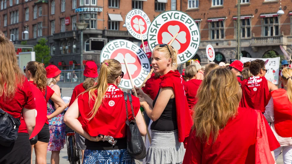 Strejkande sjuksköterskor på Amagertorv i Köpenhamn. Bild från i juli.
