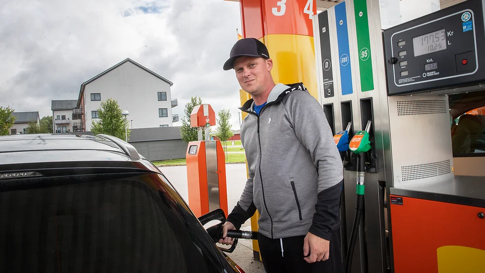 Anders Lind fyller på med diesel. 17,32 kronor litern fick han betala på Ingo-macken vid Kungshagen.