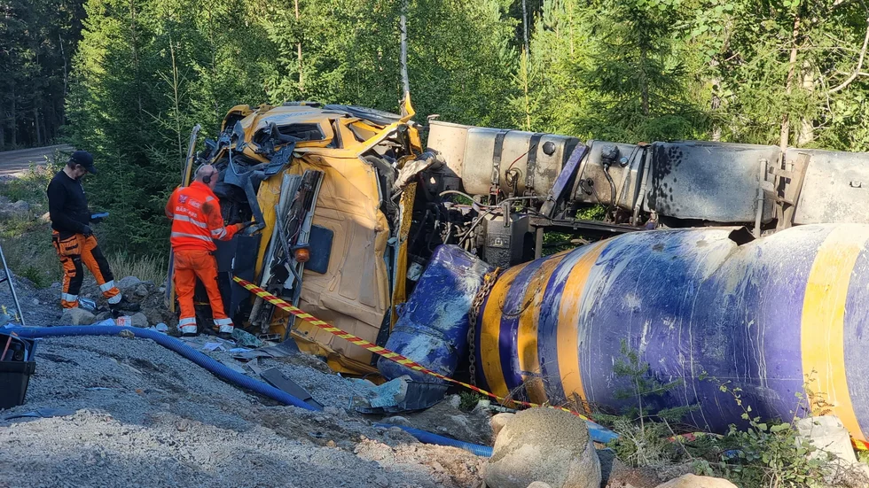 Lastbilen som välte tidigare på fredagen bärgas. 
