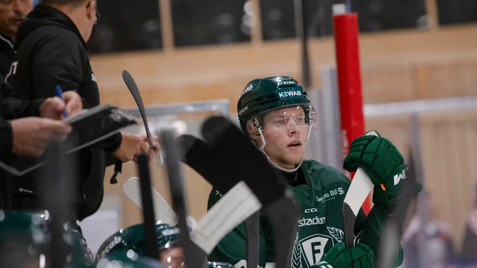 Anton Karlsson försöker spela sig till kontrakt med Färjestad. På tisdagen blev det uddamålsseger mot Oskarshamn i Mjölby.