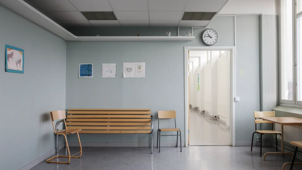 Ett tomt klassrum under corona. Fler elever har straffats för skolk i år än förra året.