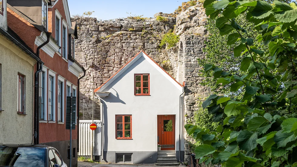 "Lilla huset i ringmuren" på Södra slottsgränd söker nu en ny ägare.