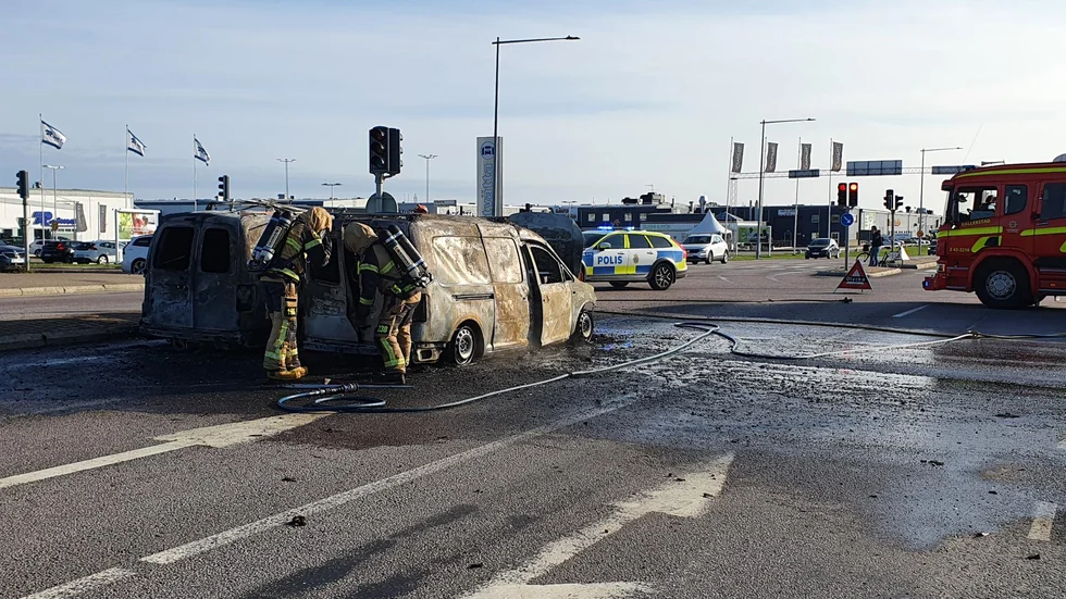 Två bilar började att brinna i en korsning.