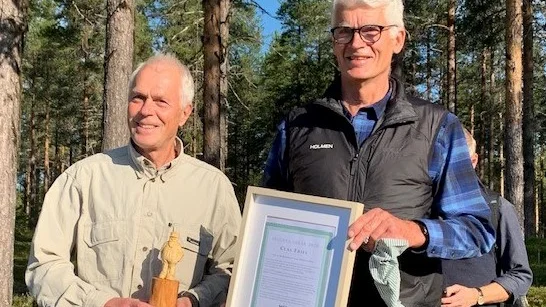 Clas Fries, till vänster tar emot Skogens Oskar av Lars Johansson, Mera Skogs styrelse.

