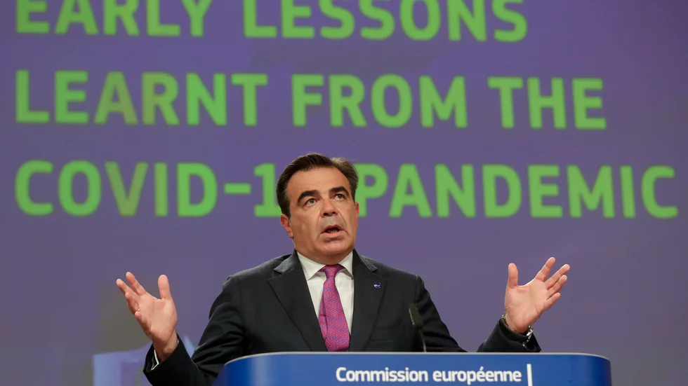 EU-kommissionären Margaritis Schinas håller presskonferens om vad man hittills lärt sig av coronapandemin.