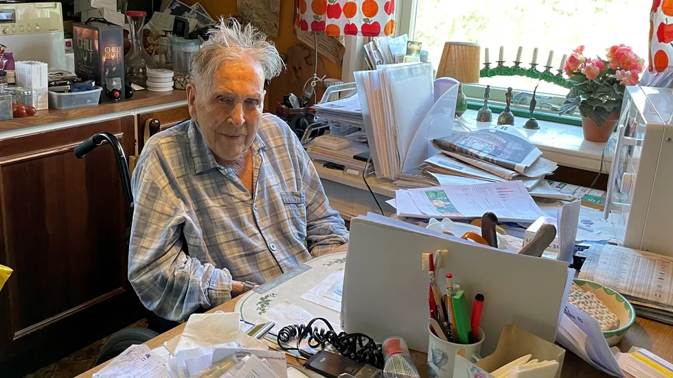 Jan Flinta är 102 år gammal och klarar inte längre av trädgårdsarbete, därför har han under ungefär två års tid anlitat Veteranpoolen.