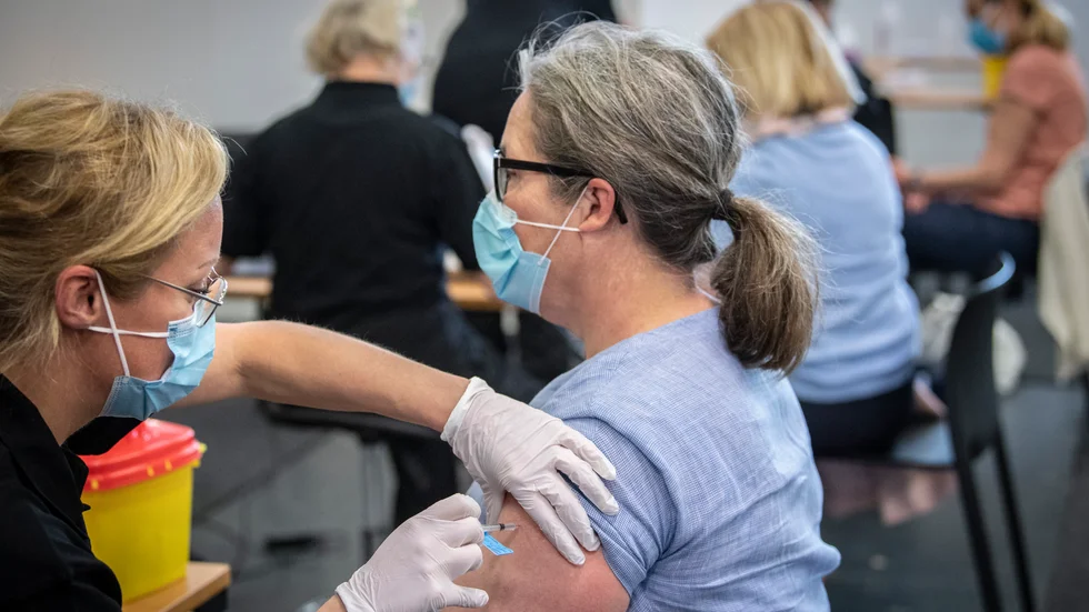 Vaccin delas ut på Stadionmässan i Malmö, den 28 maj. Arkivbild.