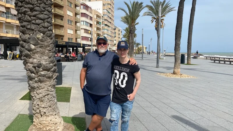 Per Lindqvist tog ett strategiskt beslut: att köpa fyra restauranger i Torrevieja till vad han kallar "billigt pris" under pandemin. Tanken är att sonen Calle Lindqvist, 19 år, med stöttning av sin far ska driva dem. 