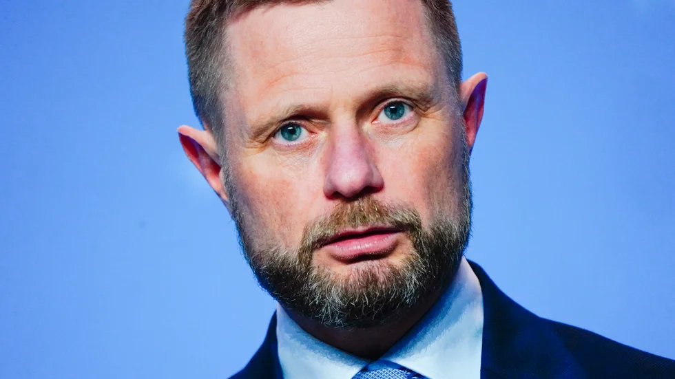 Norges hälsominister Bent Høie vid en presskonferens om nya restriktioner.