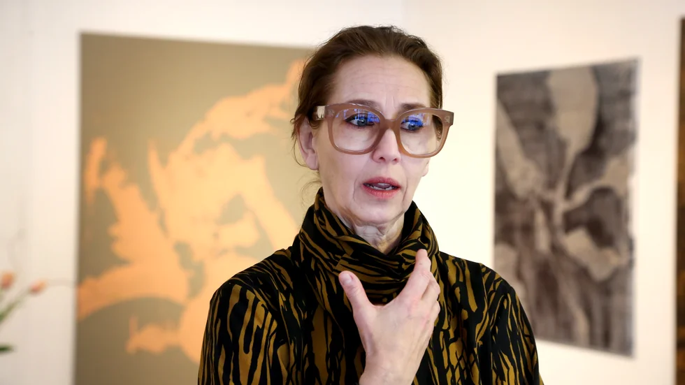 Efter många år i modevärlden hittade Maria Boström tillbaka till konsten och hon har nu sin första utställning på Gotland.