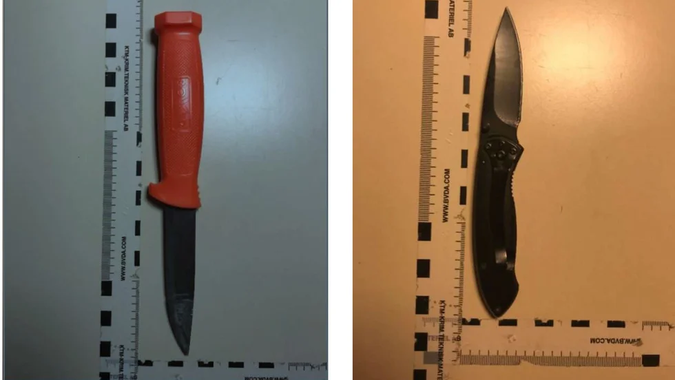 En morakniv hittades i den misstänktas byxlinning, och den andra kniven hittades i hennes väska. 