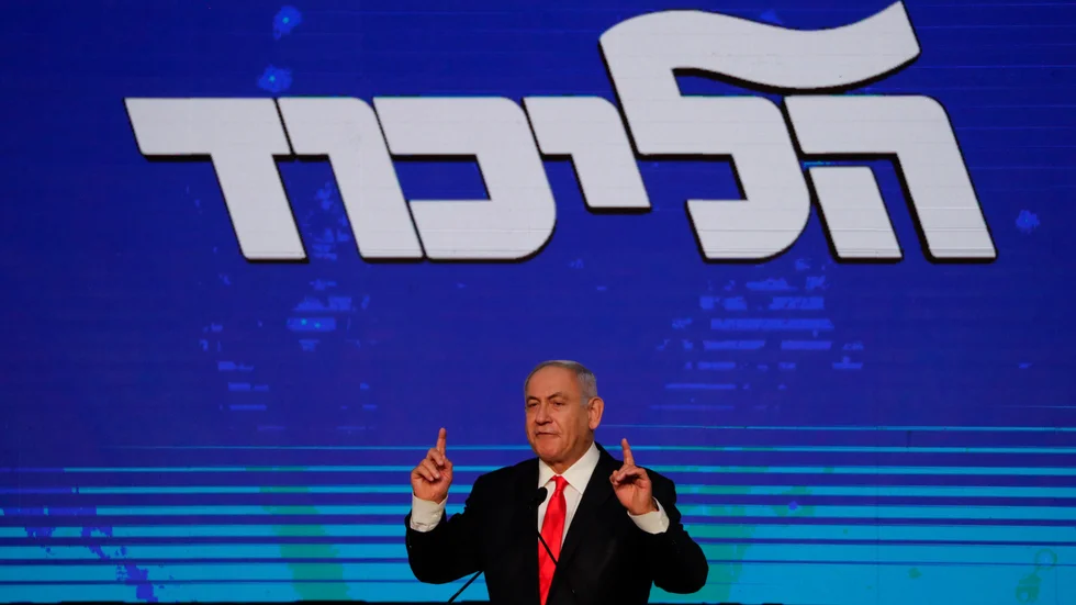 Israels premiärminister Benjamin Netanyahu var nöjd efter det att vallokalsundersökningarna hade presenterats. Men nu ser läget mer osäkert ut för honom.