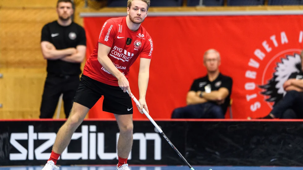Filip Stenmark är spelaren som väljer bort all innebandy, utom när han själv spelar, som i fredagens kvartsfinal mot Växjö på bortaplan.