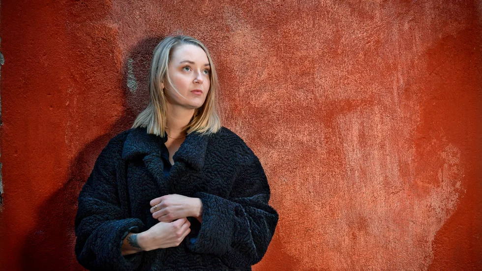I "De afghanska sönerna" skildrar Elin Persson tillvaron på ett HVB-hem för ensamkommande.