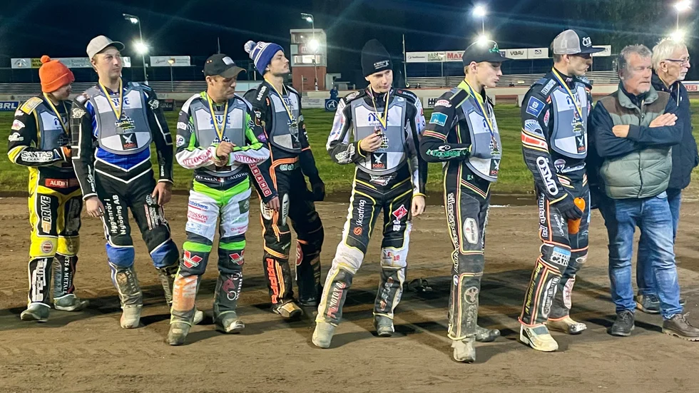 Griparnas lag, från vänster: Liam Olsson Andersson, Alex Johansson, Peter Ljung, John Lindman, Anton Karlsson, Silas Hoegh, Kim Nilsson, lagledaren Mats Boström och (något skymd lagledare Rolf Wallin. 