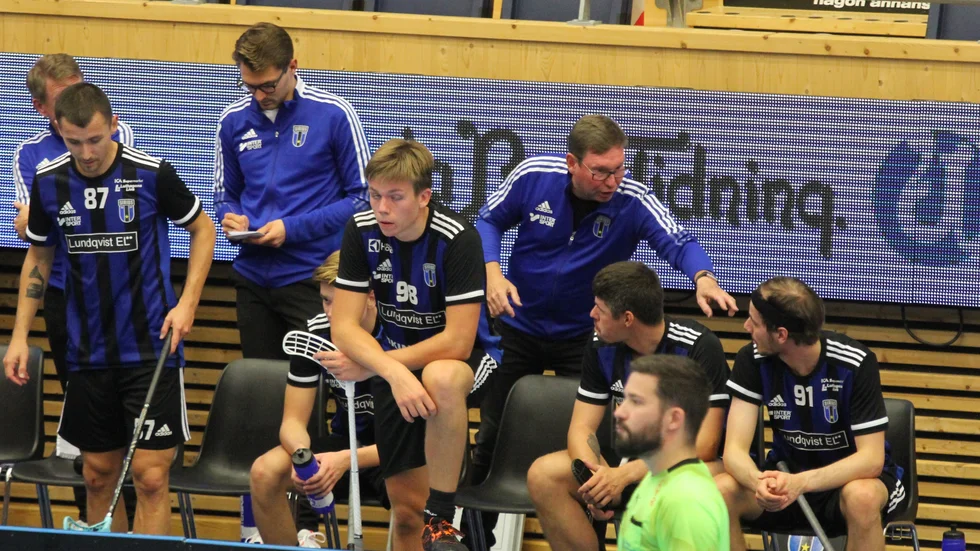 Stefan Forsman, tränare i Sirius, instruerar sina spelare under en match mot Hagunda. 