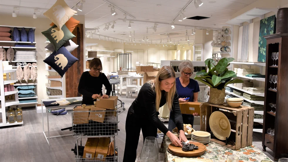 Helena Olsson, Frida Lindgren och Marie Schol är i full färd med att packa upp i den nya butiken inne i Strand. I slutet av september lämnar Indiska Shopping efter årtionden i den klassiska gallerian.