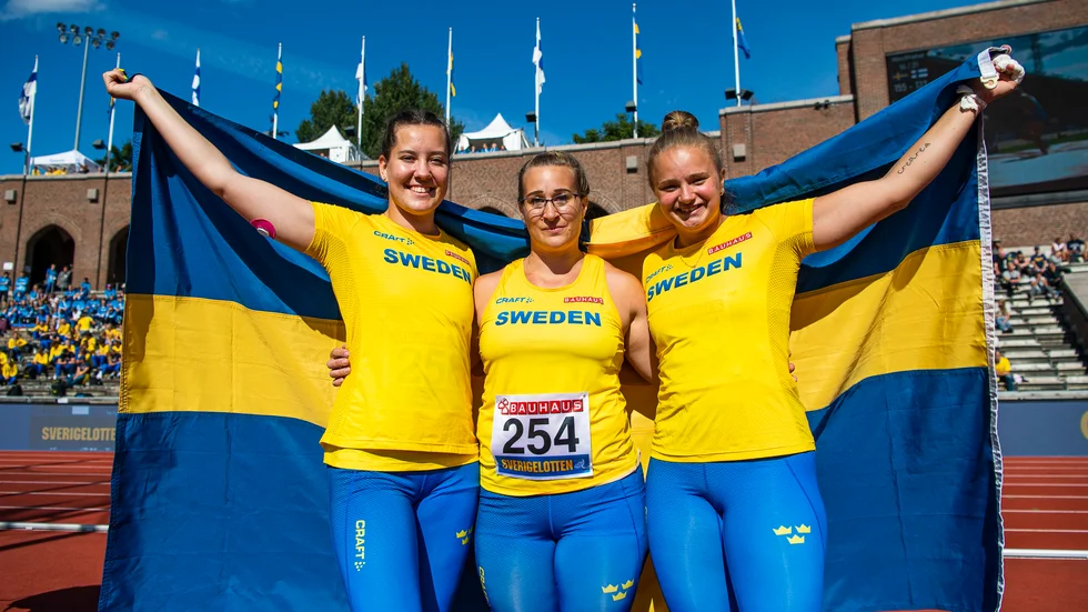 Sara Forssell firar ihop med Tracey Andersson och Grete Ahlberg efter Sveriges seger i Finnkampen. En av tävlingarna som Forssell har som höjdpunkter under säsongen. 