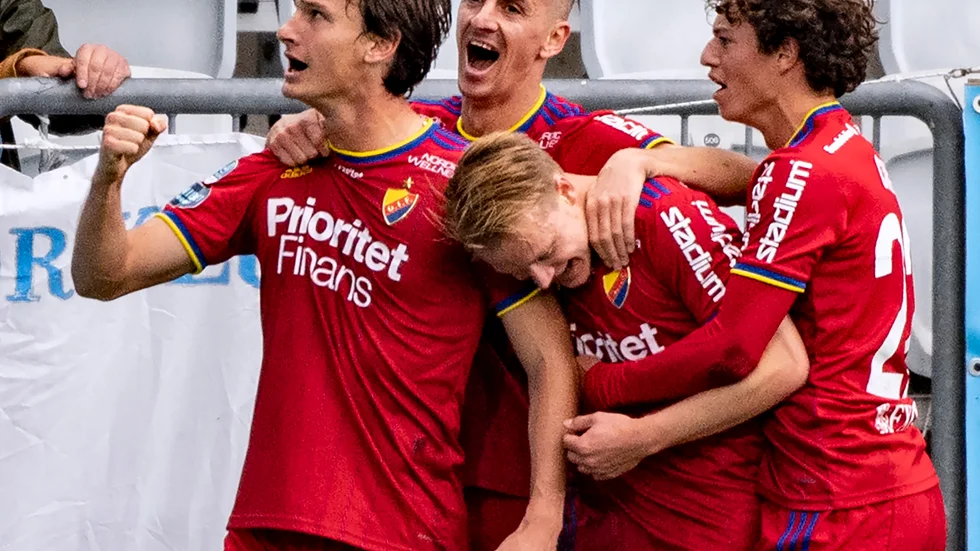 Djurgårdens Hjalmar Ekdal (till vänster) jublar med sina lagkamrater efter sitt 1–1-mål borta mot Malmö FF.