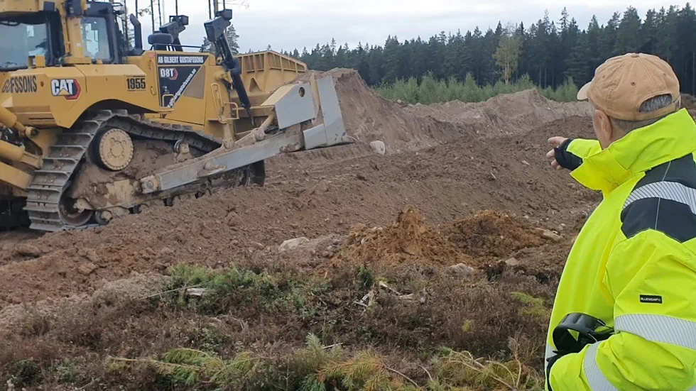 Tomas Monell visar hur det schaktas för den del på halkbanan där själva halkövningen ska genomföras.