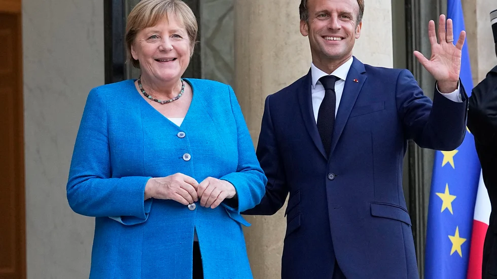 Frankrikes president Emmanuel Macron välkomnar Angela Merkel prior till ett möte i Paris.
