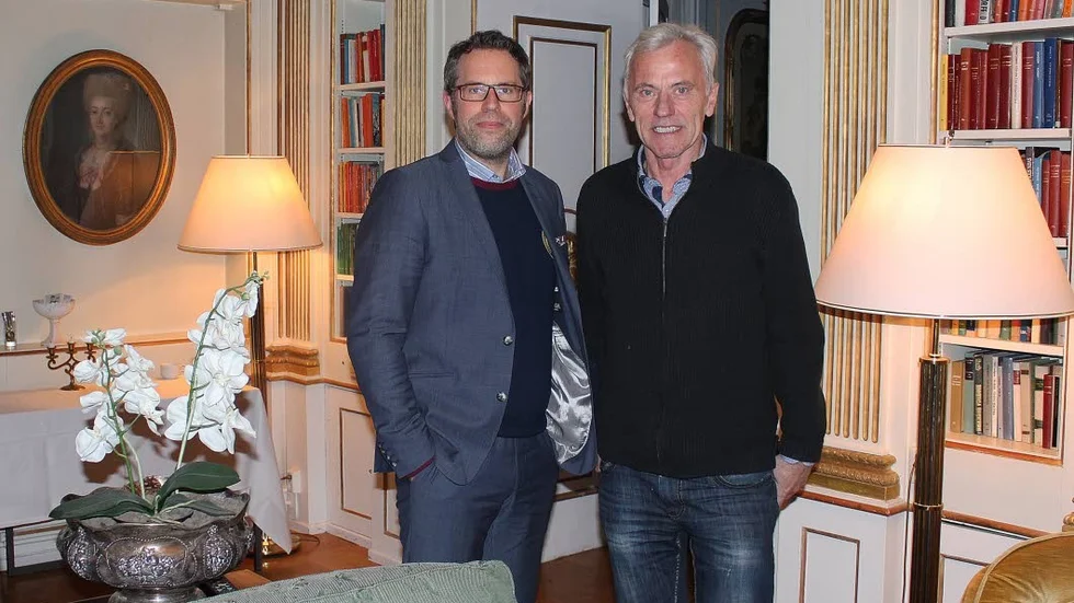 Här en bild från hösten 2019. Niclas Adler (till vänster) och Reidar Svedahl som då var samhällsbyggnadsansvarigt kommunalråd i den styrande Kvartetten träffades för att samtala om Adlers planer på att bygga en "skärgårdsstad" i Marviken; en fastighet som Adlers bolag Synthesis 2018 köpt av statliga Vattenfall. 