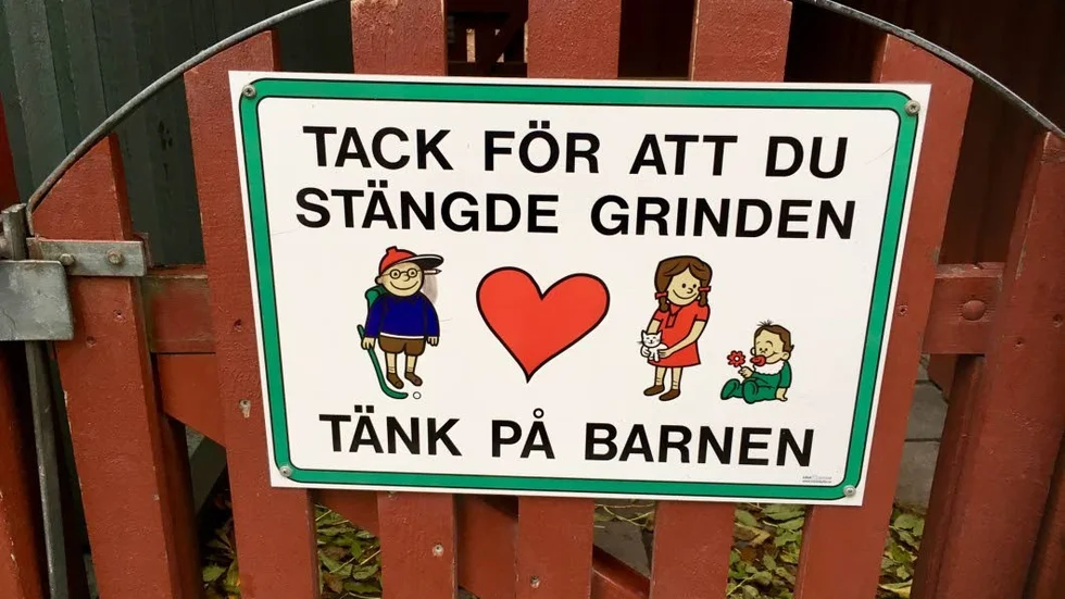 Grind. Barnen öppnade själva grinden och gav sig ut i kylan.