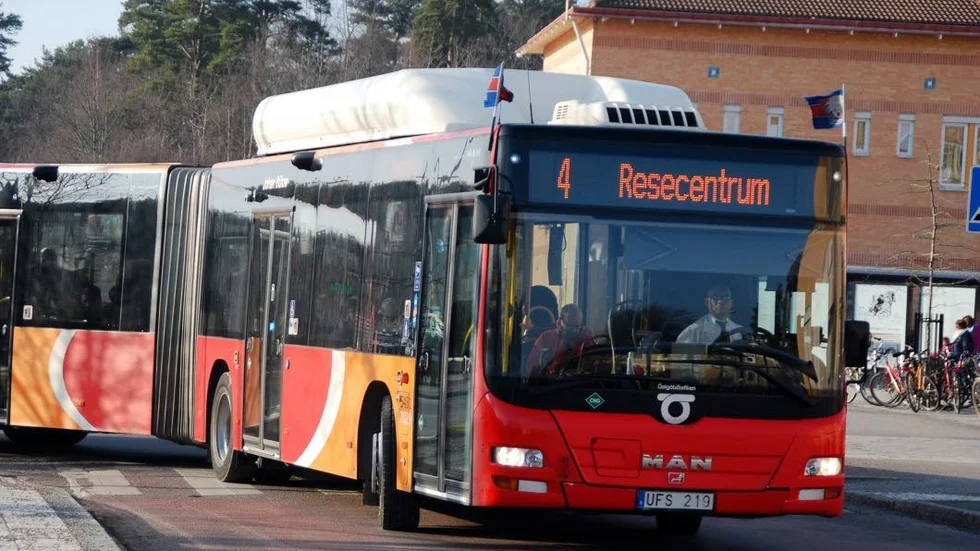 Carl Björkenborn från Ung Vänster i Norrköping slår ett slag för gratis kollektivtrafik för ungdomar.
