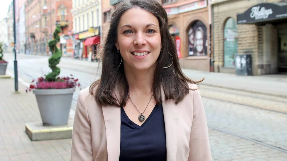 Teresa Carvalho är ordförande för Socialdemokraterna i Norrköping.  Här ställer hon frågor om heder och om "cyniskt politiskt spel".