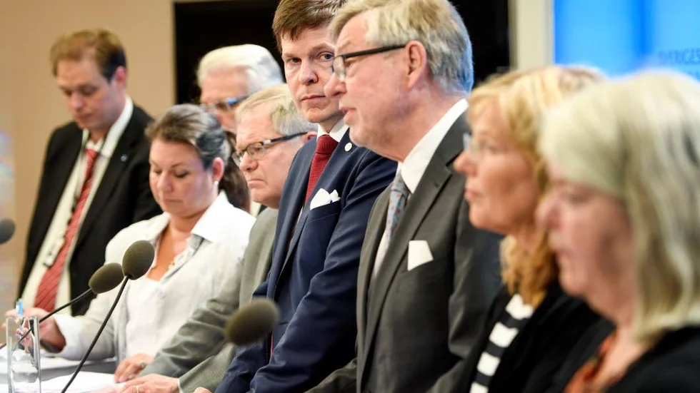 Här har Konstitutionsutskottet radat upp sig på estraden för att meddela resultatet av sina granskningar av statsråden.