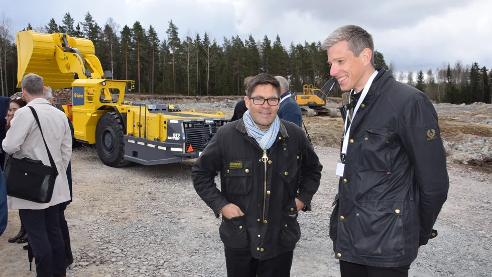 Skellefteå Kraft vd Hans Kreisel (t v) diskuterar med Northvolts Fredrik Hedlund då första spadtaget till Northvolt Labs i Västerås togs i slutet av april.