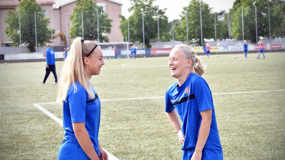 Thea Bergsten till höger tillsammans med Villemo Dahlqvist. 