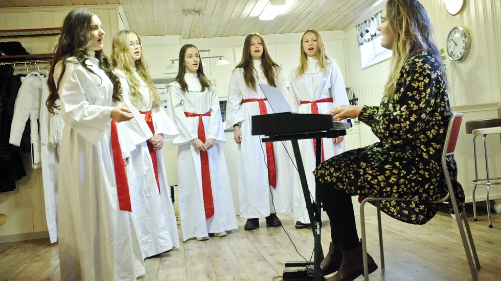 Skelleftebygdens lucior repeterar tillsammans med musikledaren Stina Gjoliku Laisfeldt. Årets kandidater är Alva Kercoff, Emelina Gjoliku Laisfeldt, Lilly Staffansson Ruljett, Esther Lundholm Larsson,  Naemi Sevdin och Cimberly Wanyoni.