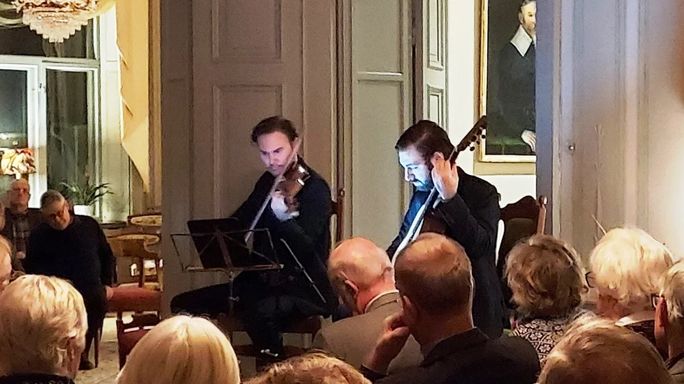 Violinisten Christian Svarfvar och gitarristen Jacob Kellermann uppträdde på Lagerlunda. 
