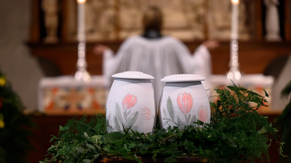 Urnbegravningar har blivit vanligare de senaste åren och utvecklingen förstärktes under coronapandemin. Det är en av slutsatserna i en ny rapport från Svenska kyrkan om förändringar i begravningsseden. 