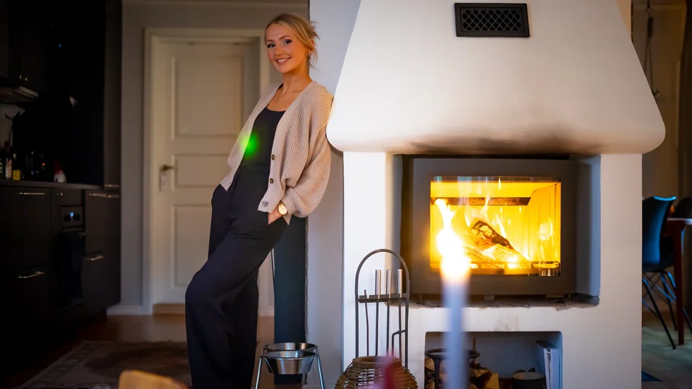 Lina Larsson berättar att hon trivs med livet på landet. Morgonpromenader med hunden Cava, närheten till naturen och möjligheten att gå till grannen och köpa dagsfärska ägg är alla viktiga element i hennes liv.