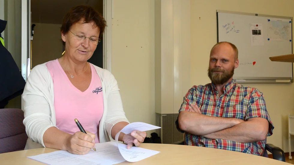 Under fredagen undertecknade kommunstyrelsens ordförande Britta Flinkfeldt köpeavtalet av hälsocentralen. 