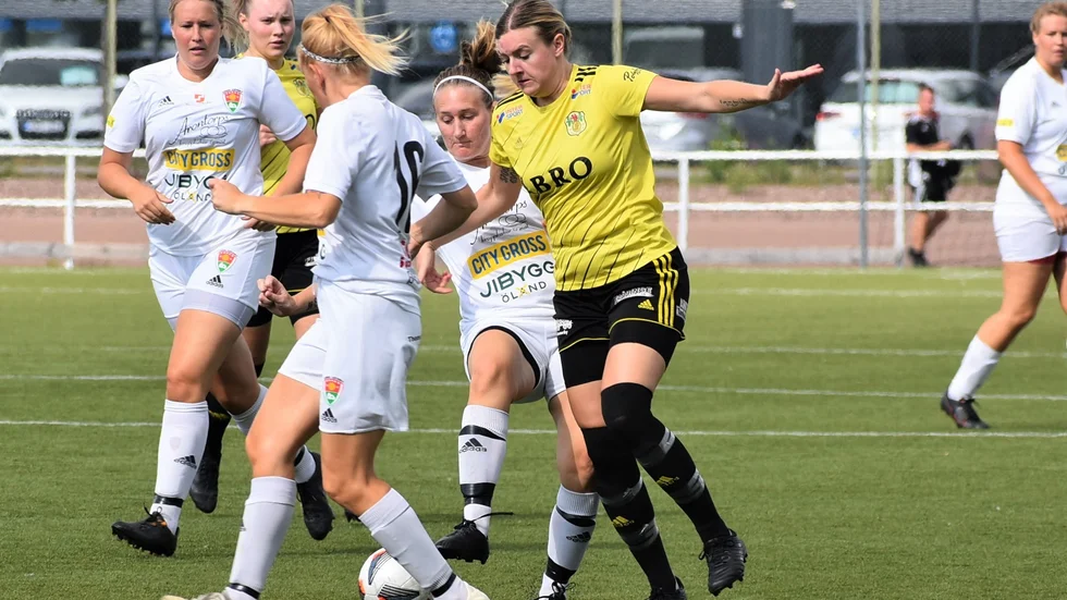 Målsprutan Nathalie Johansson har bestämt sig. Hon stannar i Vimmerby IF.