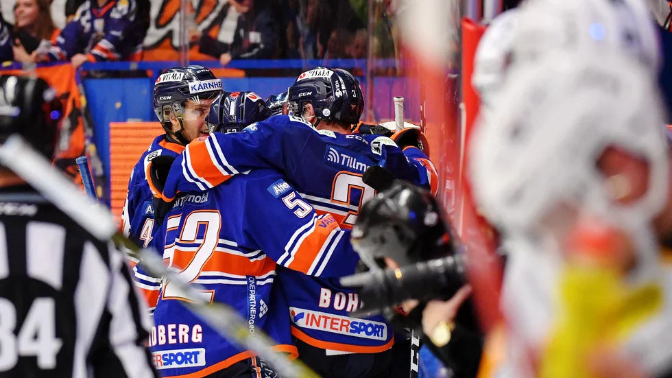 Fick jubla. Arvid Lundberg och Växjö fick jubla i tredje perioden. Foto: JONAS LJUNGDAHL.