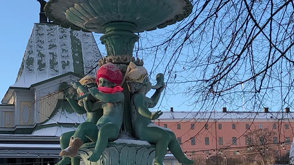 UNT frågar sig vem det är som stickar mössor och sockor åt keruberna som pryder fontänen i Stadsparken.