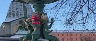 Statyerna har fått mössor – "Ett Banksy-tilltag"