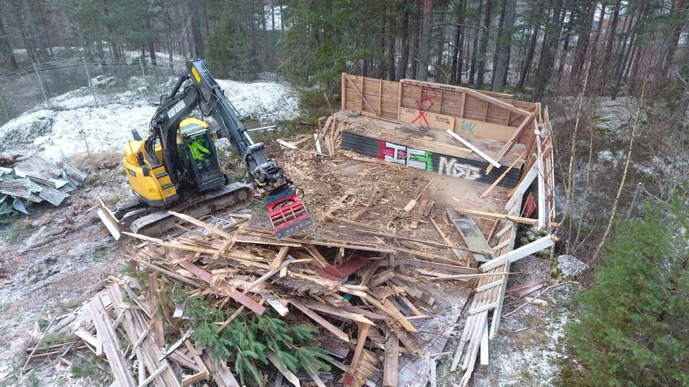 Nu har rivningen av Kisaparken påbörjats. Arbetet väntas gå fort fram.