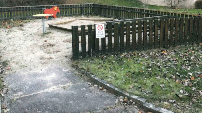 En man bosatt i Eskilstuna misstänks ha slagit sin fru när familjens små barn tittade på. Nu har han åtalats. (Bild från förundersökningen)