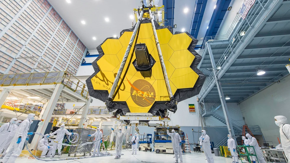 Rymdteleskopet James Webbs stora spegel monteras hos USA:s rymdstyrelse Nasa. Arkivbild.
